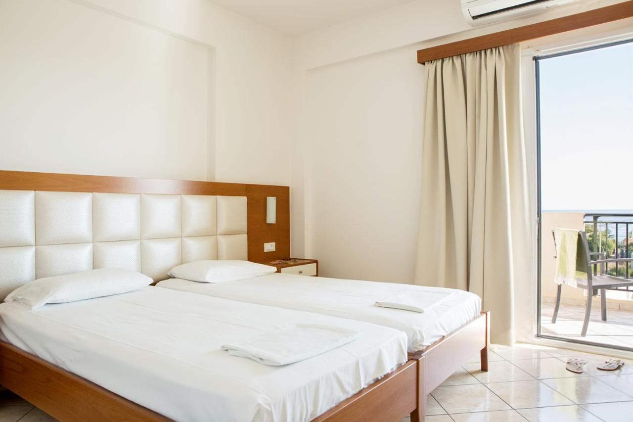 Relax Hotel Agia Marina Exterior foto