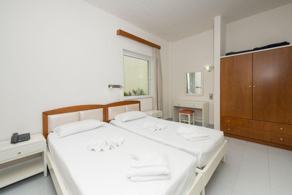 Relax Hotel Agia Marina Exterior foto